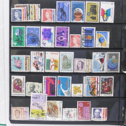 Lot de timbres des pays d'Océanie neufs et oblitérés en album.