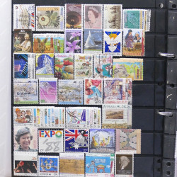 Lot de timbres des pays d'Océanie neufs et oblitérés en album.