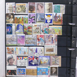 Lot de timbres des pays d'Océanie neufs et oblitérés en album.