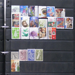 Lot de timbres des pays d'Océanie neufs et oblitérés en album.