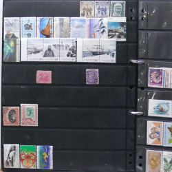 Lot de timbres des pays d'Océanie neufs et oblitérés en album.