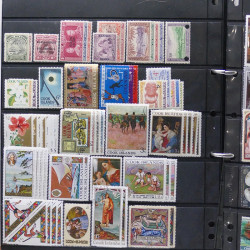Lot de timbres des pays d'Océanie neufs et oblitérés en album.