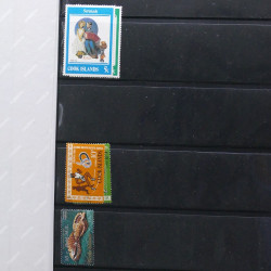 Lot de timbres des pays d'Océanie neufs et oblitérés en album.