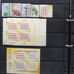 Lot de timbres des pays d'Océanie neufs et oblitérés en album.