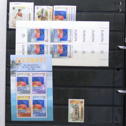 Lot de timbres des pays d'Océanie neufs et oblitérés en album.