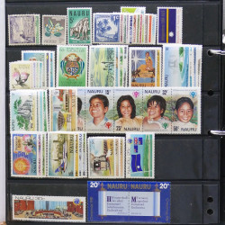 Lot de timbres des pays d'Océanie neufs et oblitérés en album.