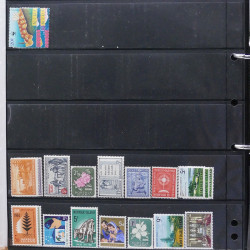 Lot de timbres des pays d'Océanie neufs et oblitérés en album.