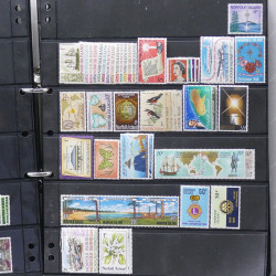 Lot de timbres des pays d'Océanie neufs et oblitérés en album.