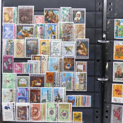 Lot de timbres des pays d'Océanie neufs et oblitérés en album.