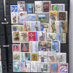 Lot de timbres des pays d'Océanie neufs et oblitérés en album.