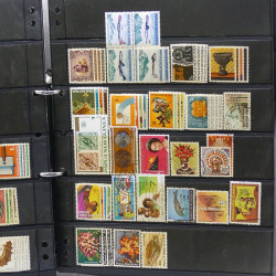 Lot de timbres des pays d'Océanie neufs et oblitérés en album.
