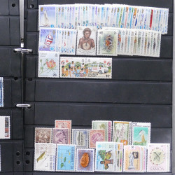 Lot de timbres des pays d'Océanie neufs et oblitérés en album.