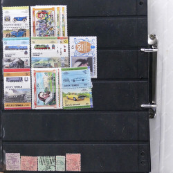 Lot de timbres des pays d'Océanie neufs et oblitérés en album.