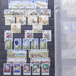 Lot de timbres d'Alderney et Guernesey oblitérés en un album.