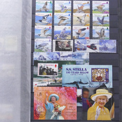 Lot de timbres d'Alderney et Guernesey oblitérés en un album.