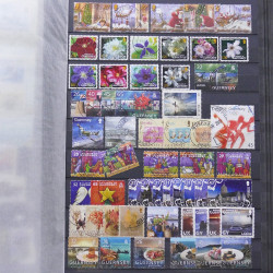 Lot de timbres d'Alderney et Guernesey oblitérés en un album.