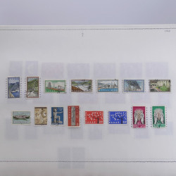 Lot massif de timbres de Grèce 1886-2001 oblitérés sur feuilles.