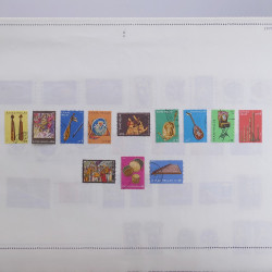 Lot massif de timbres de Grèce 1886-2001 oblitérés sur feuilles.