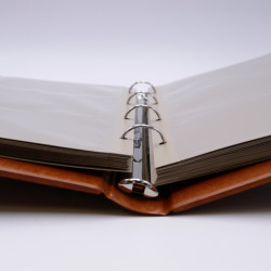 Album Safe garni de 35 feuilles pour cartes postales, lettres avec étui.