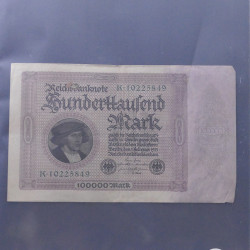 Lot de 100 billets de banque anciens d'Allemagne en un album.