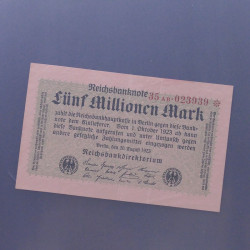 Lot de 100 billets de banque anciens d'Allemagne en un album.