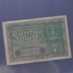 Lot de 100 billets de banque anciens d'Allemagne en un album.