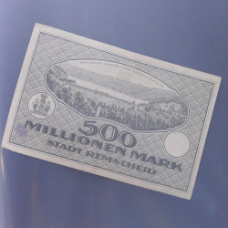 Lot de 100 billets de banque anciens d'Allemagne en un album.