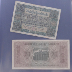 Lot de 100 billets de banque anciens d'Allemagne en un album.