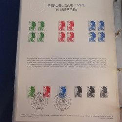Collection documents premier jour de France 1982-1983 complet en un album.