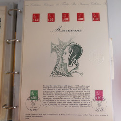 Collection documents premier jour de France 1976-1977 complet en un album.
