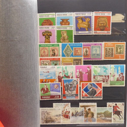 Lot de timbres d'Amérique neufs et oblitérés en un album.