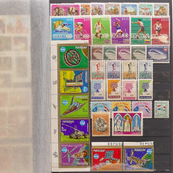 Lot de timbres d'Amérique neufs et oblitérés en un album.