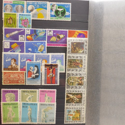 Lot de timbres d'Amérique neufs et oblitérés en un album.