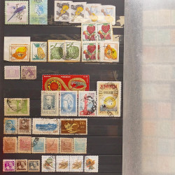 Lot de timbres d'Amérique neufs et oblitérés en un album.