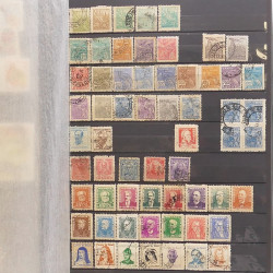 Lot de timbres d'Amérique neufs et oblitérés en un album.