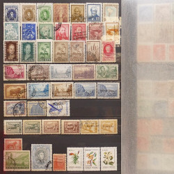 Lot de timbres d'Amérique neufs et oblitérés en un album.