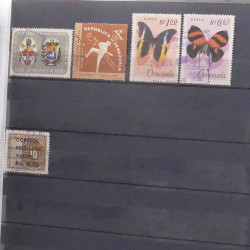 Lot de timbres d'Amérique neufs et oblitérés en un album.