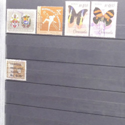 Lot de timbres d'Amérique neufs et oblitérés en un album.