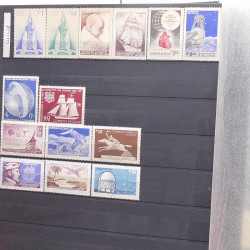 Lot de timbres d'Amérique neufs et oblitérés en un album.