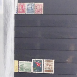 Lot de timbres d'Amérique neufs et oblitérés en un album.
