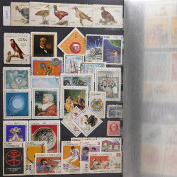 Lot de timbres d'Amérique neufs et oblitérés en un album.