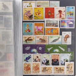 Lot de timbres d'Amérique neufs et oblitérés en un album.