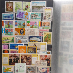 Lot de timbres d'Amérique neufs et oblitérés en un album.