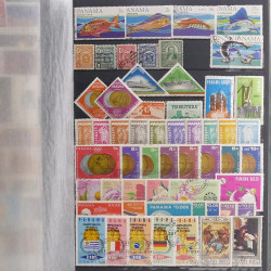 Lot de timbres d'Amérique neufs et oblitérés en un album.