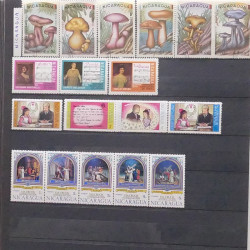 Lot de timbres d'Amérique neufs et oblitérés en un album.