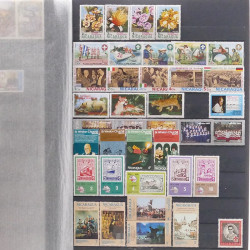 Lot de timbres d'Amérique neufs et oblitérés en un album.