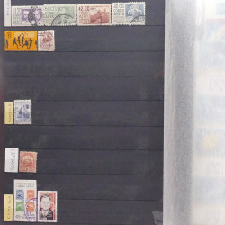 Lot de timbres d'Amérique neufs et oblitérés en un album.