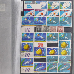 Lot de timbres d'Amérique neufs et oblitérés en un album.