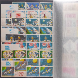 Lot de timbres d'Amérique neufs et oblitérés en un album.