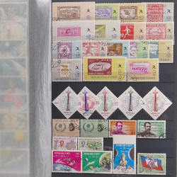 Lot de timbres d'Amérique neufs et oblitérés en un album.